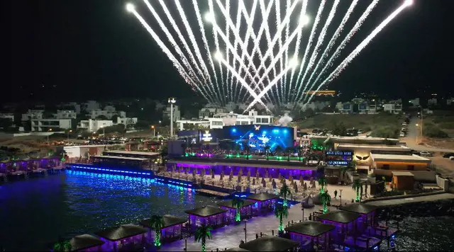 Sahil club etkinliğinde havai fişek